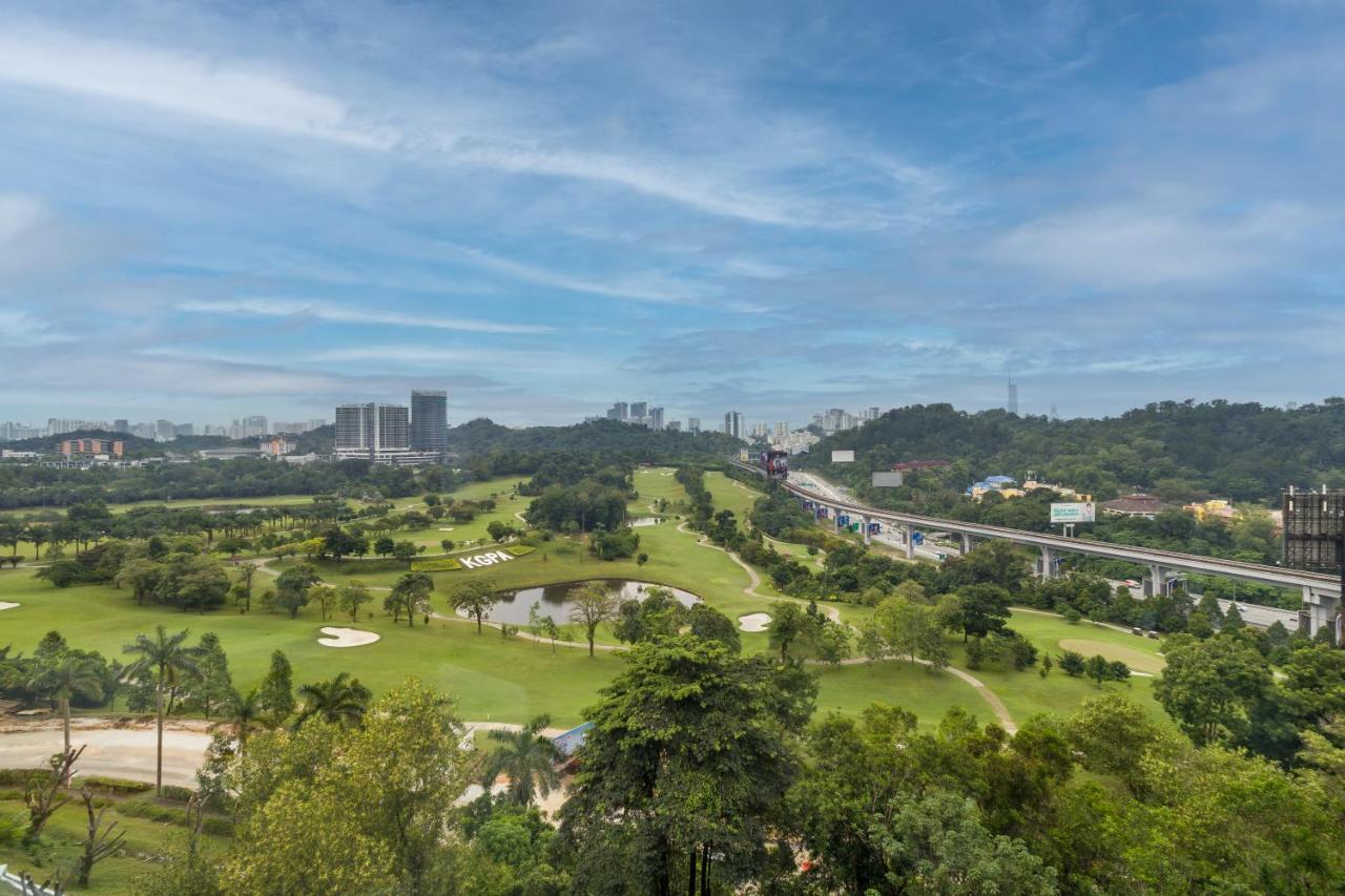 M Resort & Hotel Kuala Lumpur Kültér fotó View of the golf course